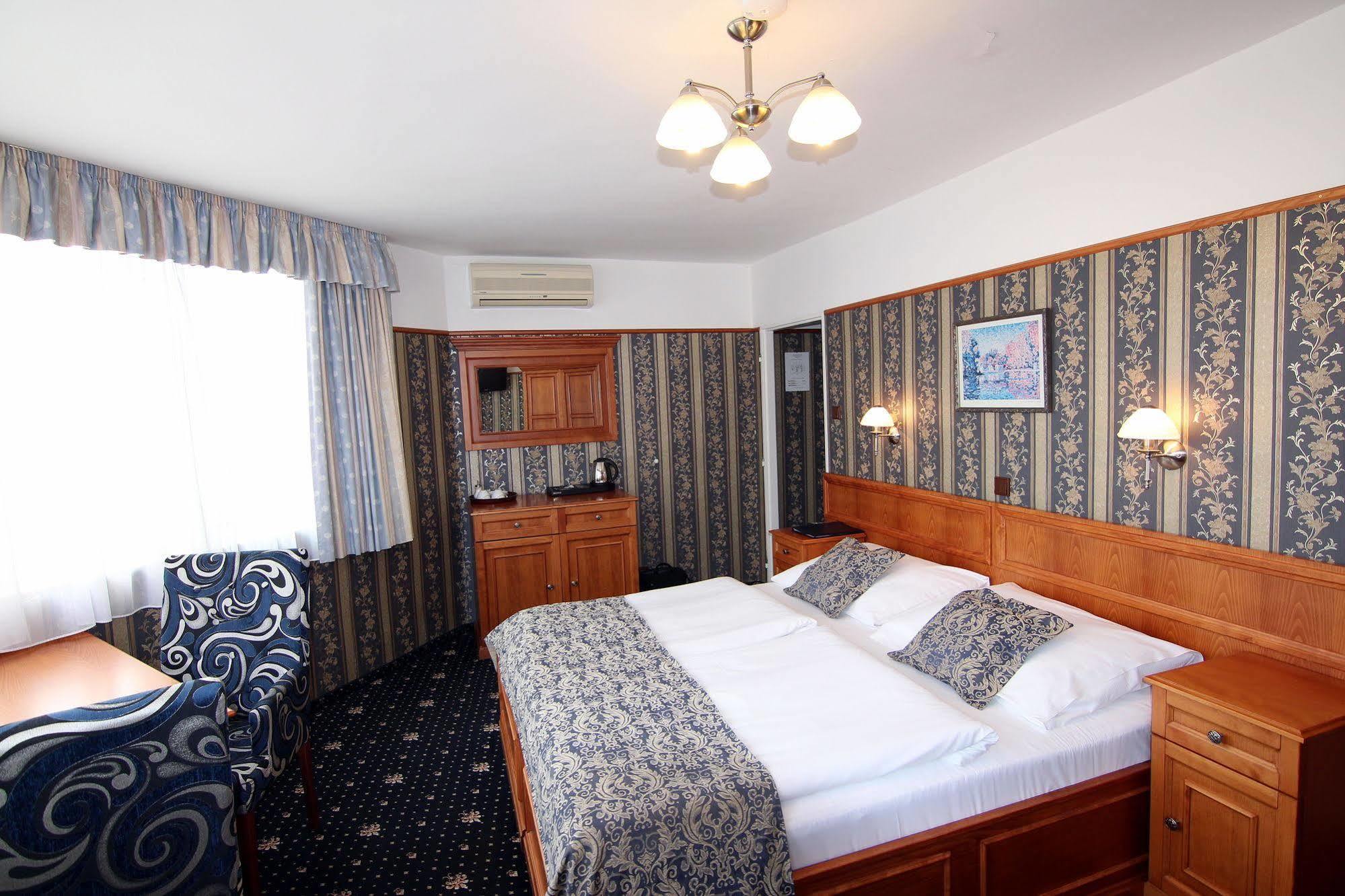 Old Prague Hotel Ngoại thất bức ảnh